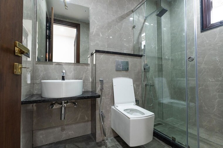 Bathroom, south extension ii 3 Bedroom 200 Sq.Yd. Apartment In South Extension ii Delhi 10255308