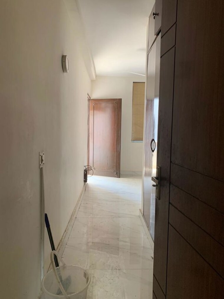 Bathroom, malviya nagar 3 Bedroom 200 Sq.Yd. Apartment In Malviya Nagar Delhi 10255607