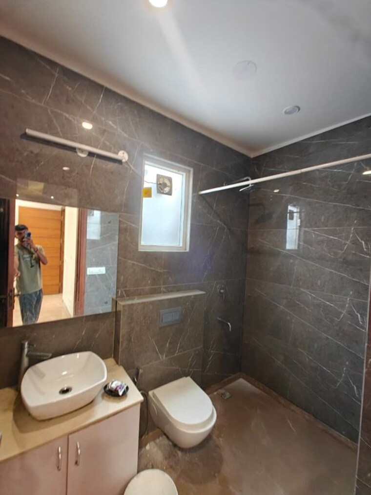 Bathroom, ansal-api-vyapar-kendra 3 Bedroom 215 Sq.Yd. Builder Floor In Sector 43 Gurgaon 10255599
