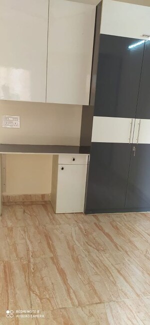 Room in 3.5 BHK Apartment at Migsun Twinz, Eta Ii Greater Noida – for Rent