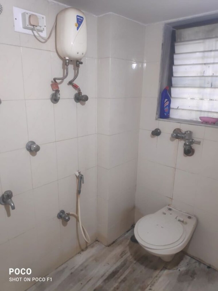 Bathroom, k-raheja-tower 2 Bedroom 900 Sq.Ft. Apartment In Bandra East Mumbai 10255649