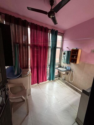 Room in 2.5 BHK Apartment at Arsh Complex, Alpha 1 Greater Noida – for Rent