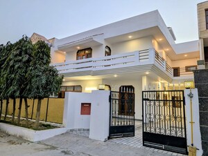 5 BHK Villa – Exterior View View at Sector 14 - for Rent