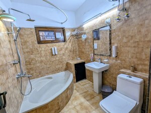 Team Area in 5 BHK Villa at Sector 14 – for Rent