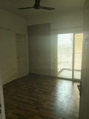 Room in 3.5 BHK Apartment at Migsun Twinz, Eta Ii Greater Noida – for Rent