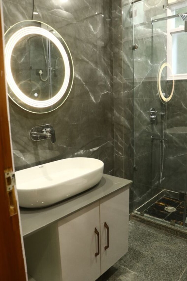 Bathroom, new friends colony 4 Bedroom 4500 Sq.Ft. Builder Floor In New Friends Colony Delhi 10255760