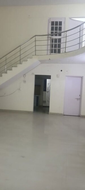 Room in 4 BHK Apartment at Gomti Nagar – for Sale