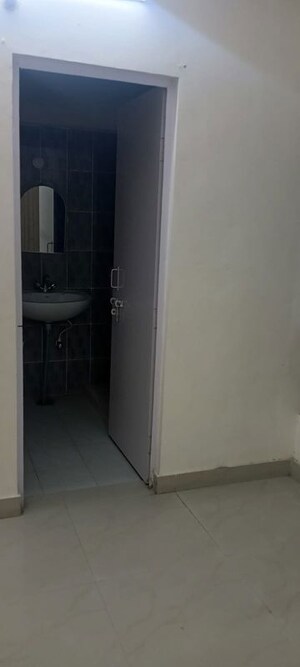 Room in 4 BHK Apartment at Gomti Nagar – for Sale