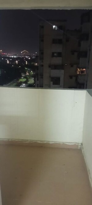 Room in 4 BHK Apartment at Gomti Nagar – for Sale