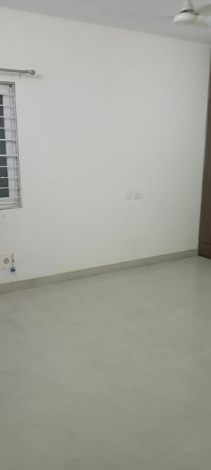 Room in 4 BHK Apartment at Gomti Nagar – for Sale