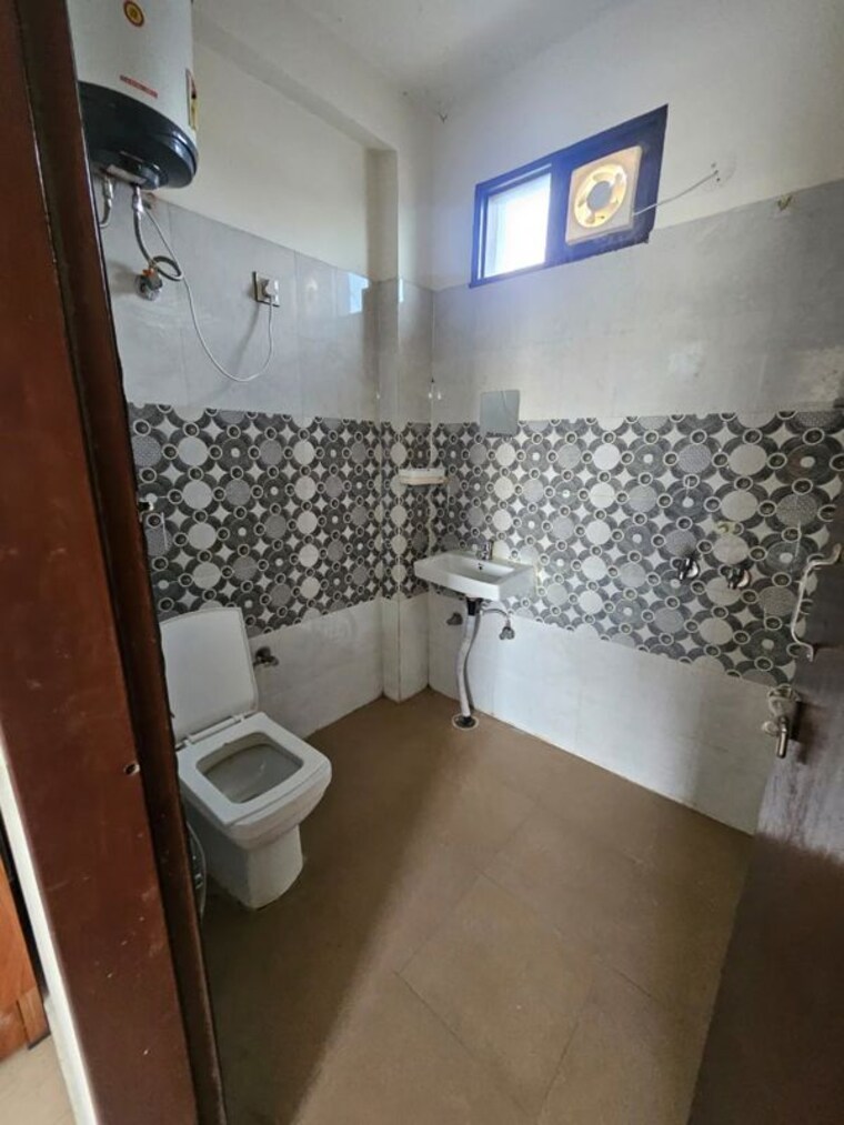 Bathroom, unitech-south-city-ii 2 Bedroom 950 Sq.Ft. Builder Floor In Sector 50 Gurgaon 10255830