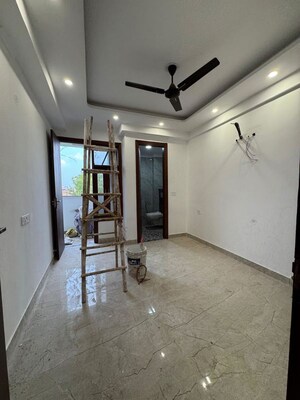 Room in 2 BHK Apartment at Chattarpur – for Rent