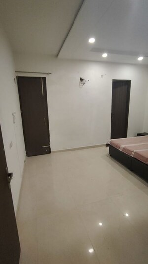 Room in 6+ BHK Independent House at Eta I Greater Noida – for Rent