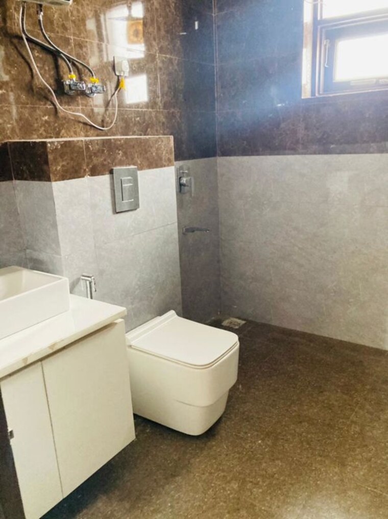 Bathroom, awho-apartments 3 Bedroom 2500 Sq.Ft. Builder Floor In Sector 22 Gurgaon 10255990