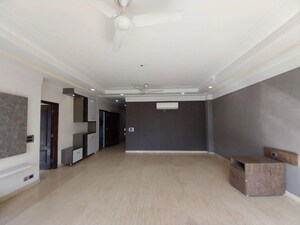 Room in 3 BHK Builder Floor at Sushant Lok Iii – for Rent