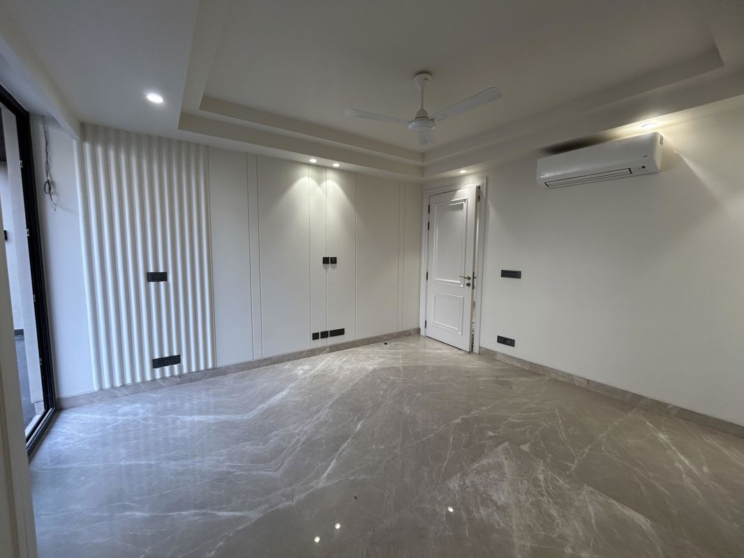 4 BHK + Pooja Room,Servant Room,Study Room,Extra Room,Basement,Store Room Builder Floor For Sale in Hauz Khas Enclave