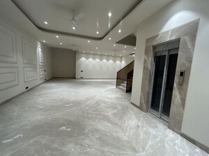 Room in 4 BHK Builder Floor at Hauz Khas Enclave – for Sale