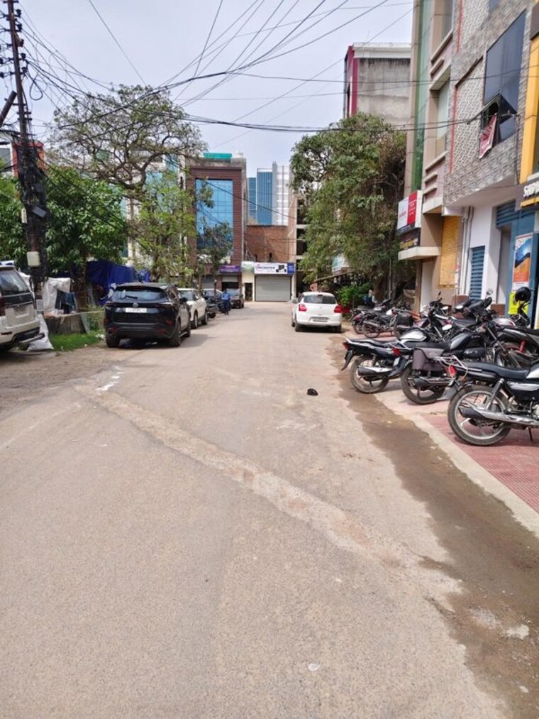  Parking, gomti nagar Commercial Office Space 435 Sq.Ft. In Gomti Nagar Lucknow 10256054