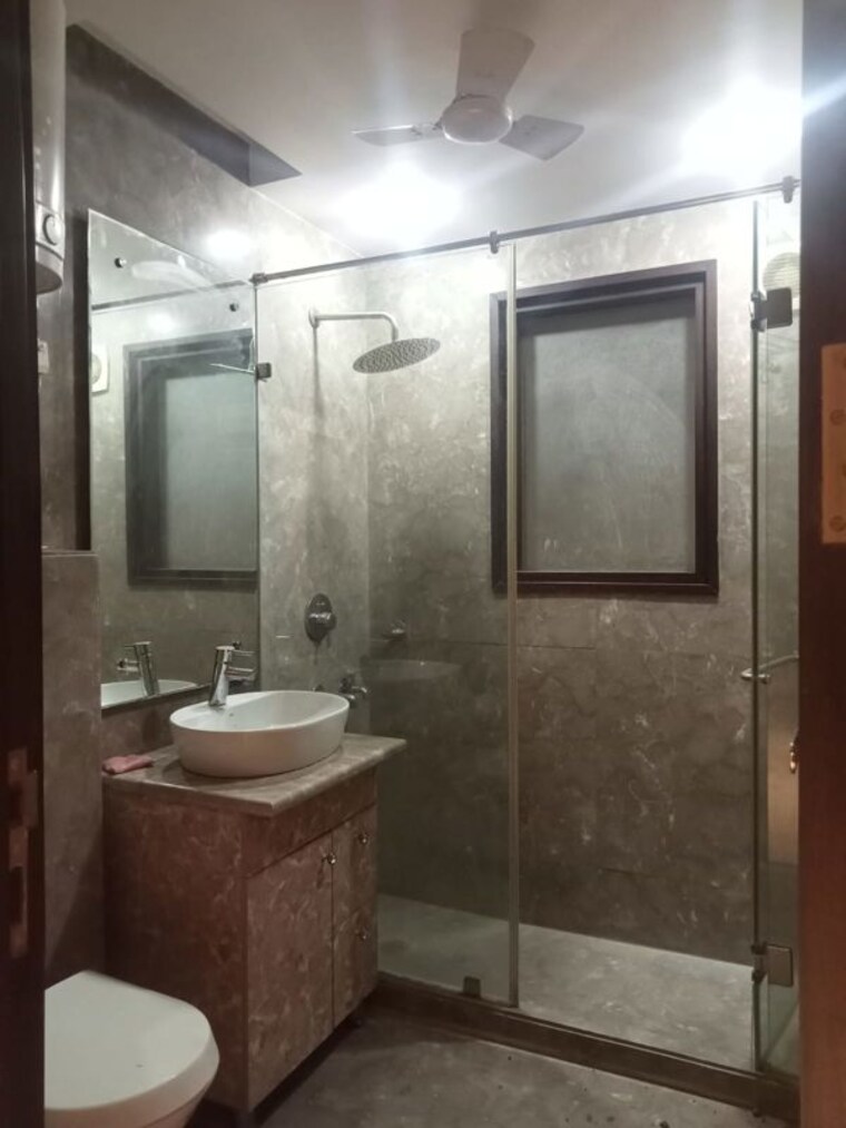 Bathroom, surajmal vihar 3 Bedroom 2250 Sq.Ft. Builder Floor In Surajmal Vihar Delhi 10256098