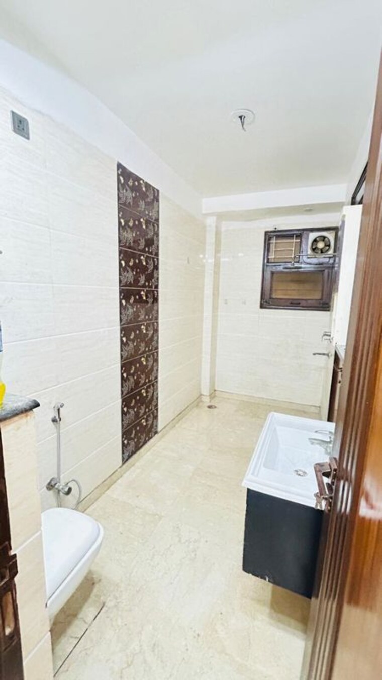 Bathroom, vivek vihar 3 Bedroom 1800 Sq.Ft. Builder Floor In Vivek Vihar Delhi 10256099