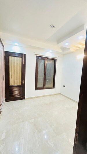Room in 3 BHK Builder Floor at Vivek Vihar – for Rent
