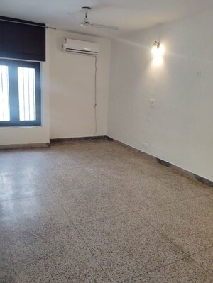 Room in 3 BHK Apartment at Vasant Enclave – for Rent