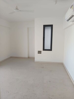 Room in 4 BHK Apartment at Pali Hill – for Sale