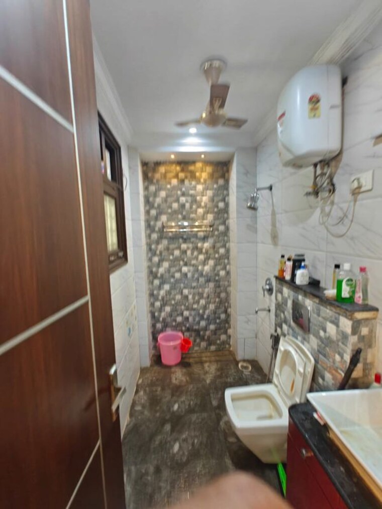 Bathroom, sector 40 2.5 Bedroom 1200 Sq.Ft. Builder Floor In Sector 40 Gurgaon 10256317