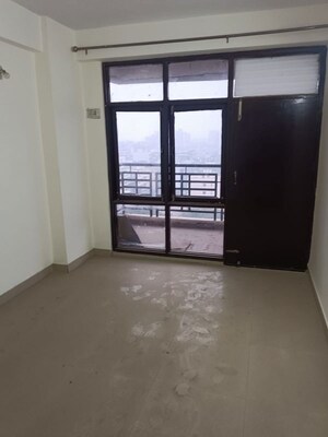 Room in 4 BHK Apartment at Sagar Kunj Apartments, Sector 9a – for Rent