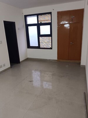 Room in 4 BHK Apartment at Sagar Kunj Apartments, Sector 9a – for Rent