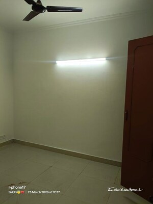 Room in 2 BHK Apartment at Mayur Vihar Phase 1 Extension – for Rent