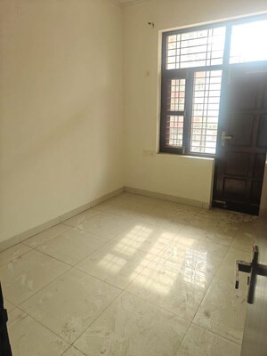 Room in 2 BHK Builder Floor at Sector 38 – for Rent