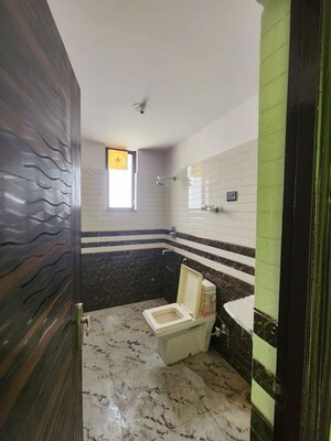 Bathroom in 3 BHK Apartment at Parsvnath Gardenia, Sector 61 – for Rent