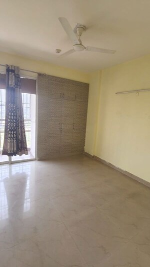 Room in 3 BHK Apartment at Jaypee Greens Aman, Sector 151 – for Rent