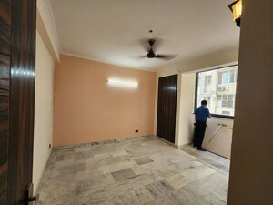 Room in 4 BHK Apartment at Parsvnath Gardenia, Sector 61 – for Sale