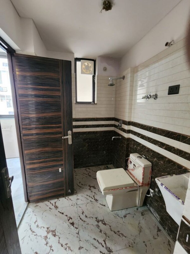 Attached Bathroom, parsvnath-gardenia 4 Bedroom 2055 Sq.Ft. Apartment In Sector 61 Noida 10256567