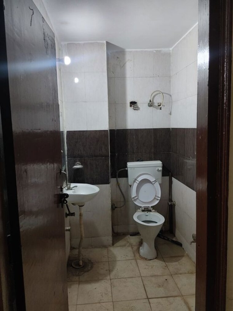 Bathroom, mandi 2 Bedroom 720 Sq.Ft. Builder Floor In Mandi Delhi 10256760