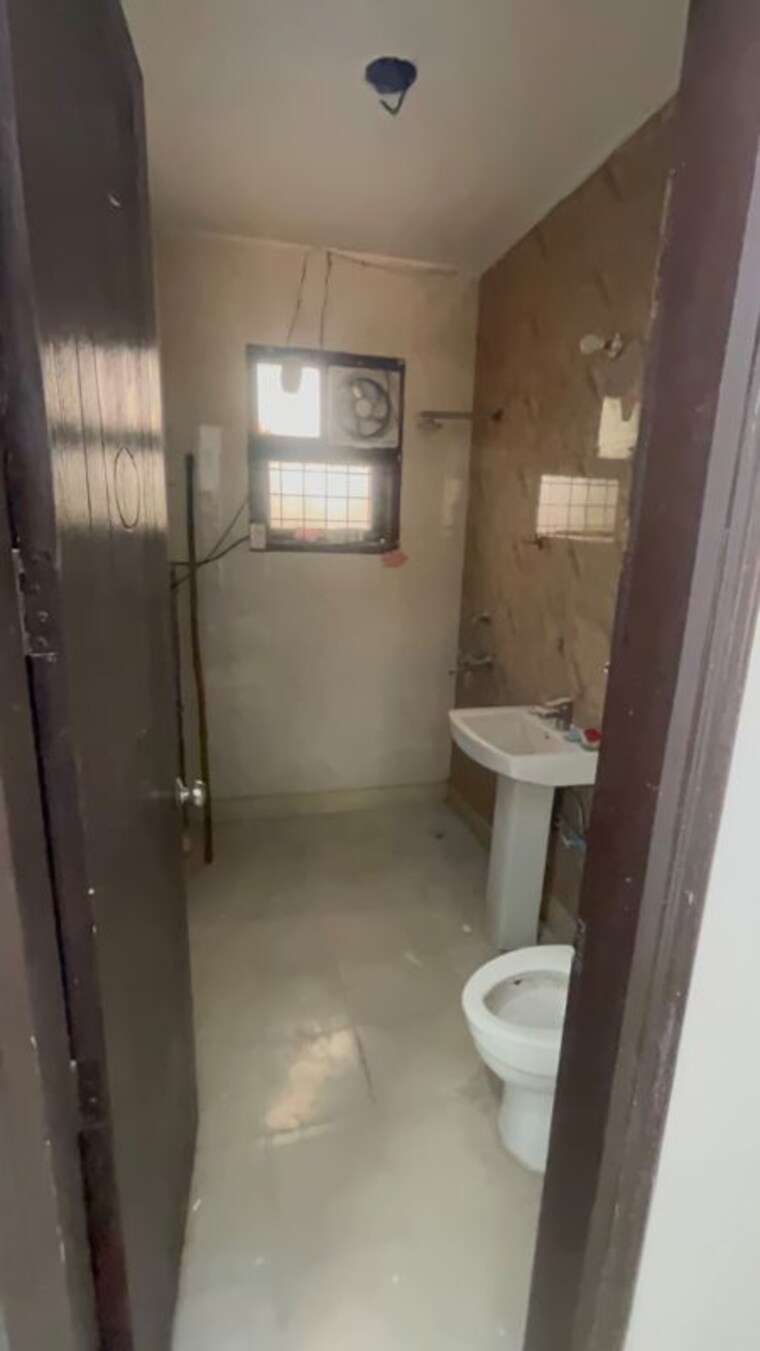 Bathroom, ashoka enclave 2 Bedroom 1000 Sq.Ft. Builder Floor In Ashoka Enclave Faridabad 10256854