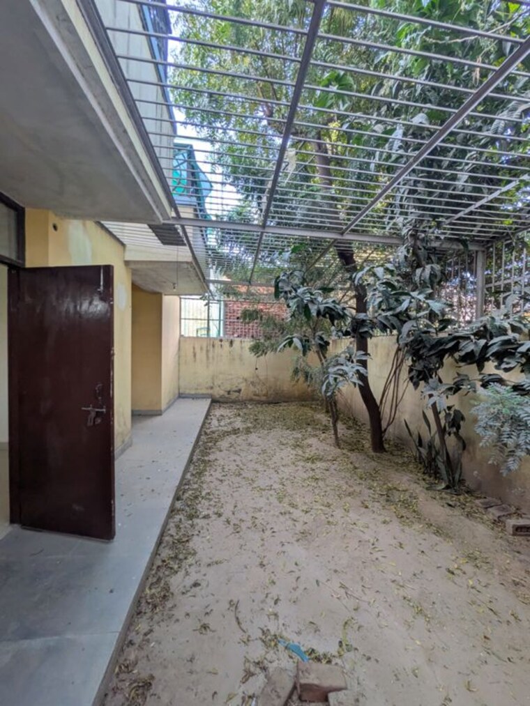  Parking, sector 57 2.5 Bedroom 300 Sq.Yd. Independent House In Sector 57 Gurgaon 10256909