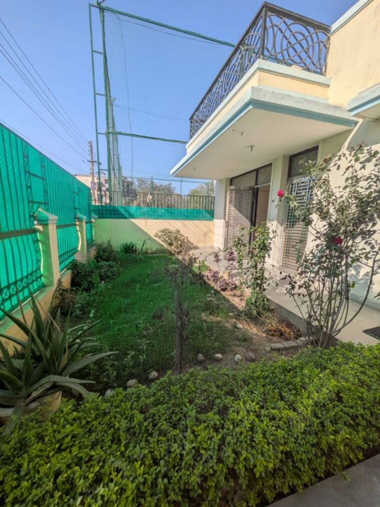 Exterior View, sector 57 2.5 Bedroom 300 Sq.Yd. Independent House In Sector 57 Gurgaon 10256909