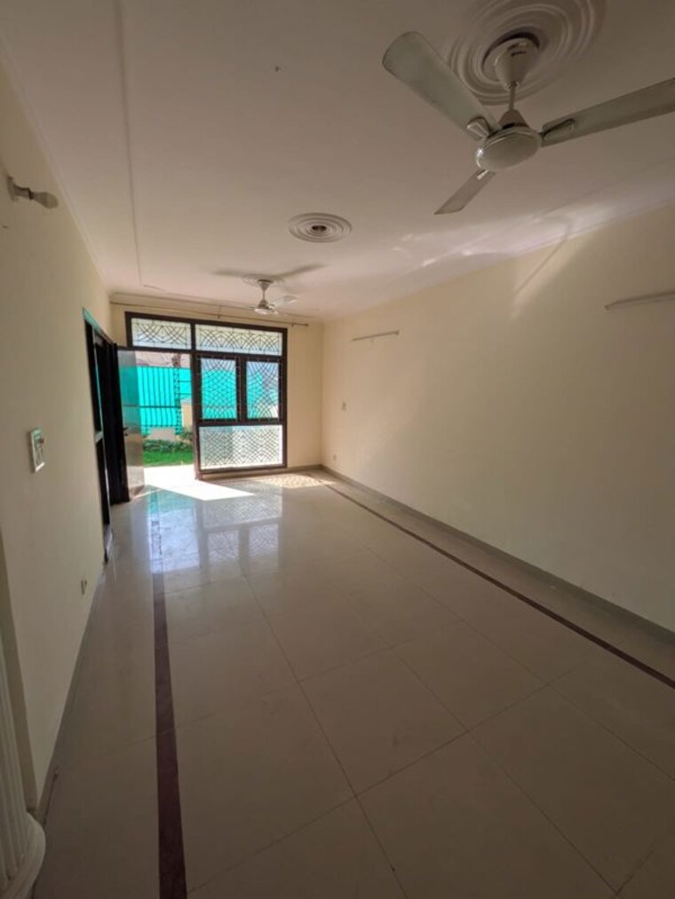 Room, sector 57 2.5 Bedroom 300 Sq.Yd. Independent House In Sector 57 Gurgaon 10256909