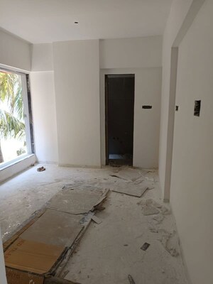 Room in 3 BHK Apartment at Santacruz West – for Sale