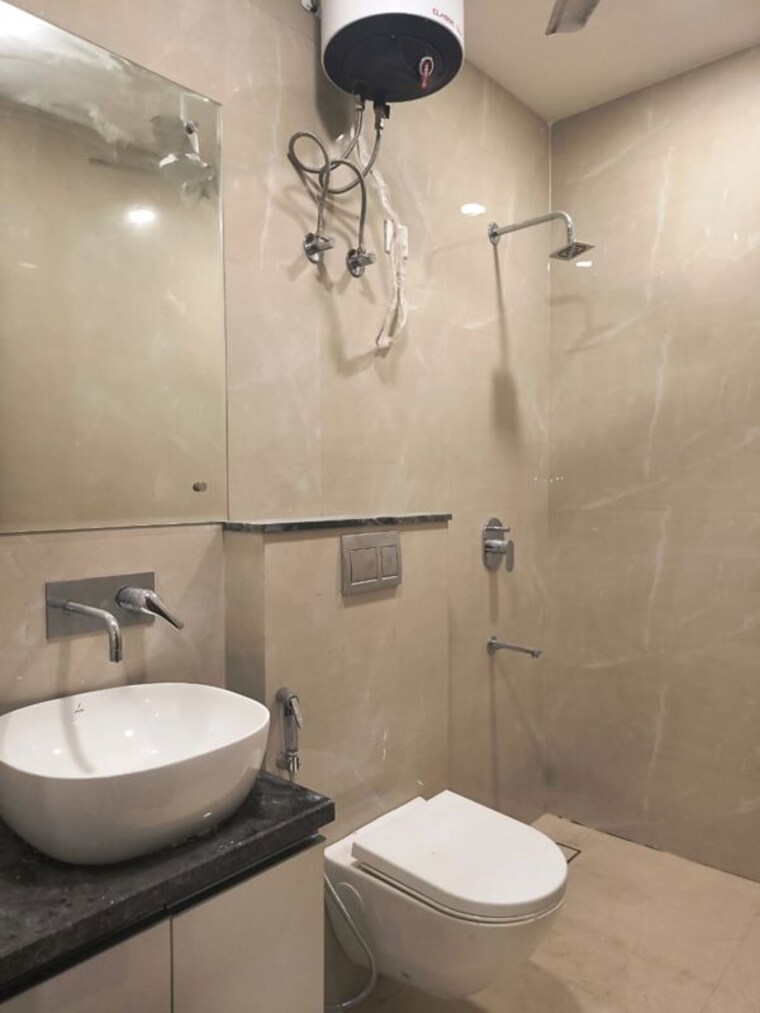 Washroom, south extension i Commercial Office Space 1000 Sq.Ft. In South Extension I Delhi 10257056