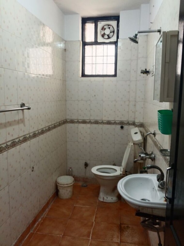 Bathroom, malviya nagar 3.5 Bedroom 120 Sq.Yd. Builder Floor In Malviya Nagar Delhi 10257148