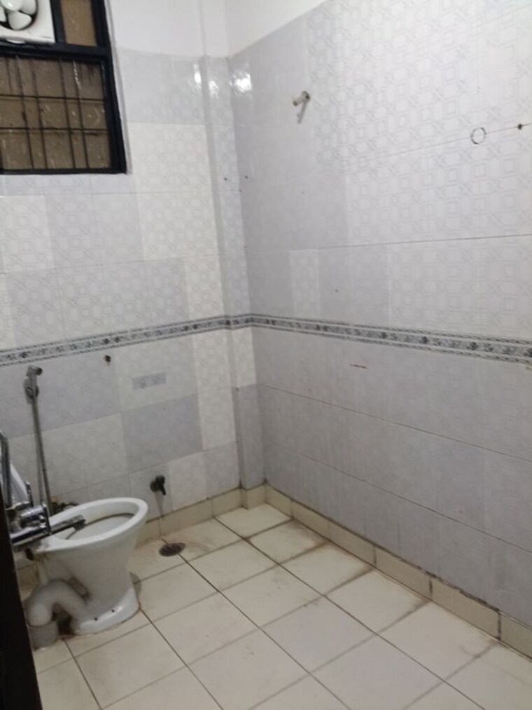 Bathroom, malviya nagar 3.5 Bedroom 120 Sq.Yd. Builder Floor In Malviya Nagar Delhi 10257148