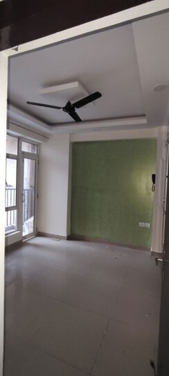 3.5 BHK + Servant Room Apartment For Rent in Gaur City 5th Avenue
