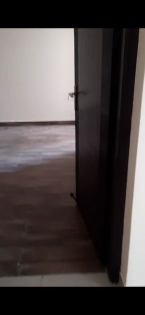 Room in 2.5 BHK Apartment at Ajnara Le Garden Phase II, Sector 16b Greater Noida – for Rent