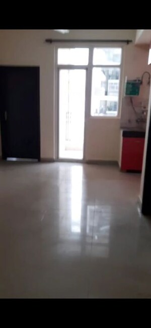 Room in 2.5 BHK Apartment at Ajnara Le Garden Phase II, Sector 16b Greater Noida – for Rent