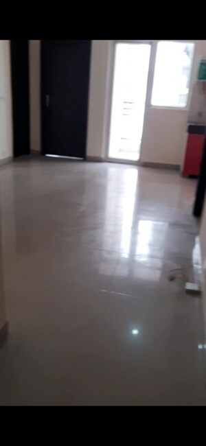 Room in 2.5 BHK Apartment at Ajnara Le Garden Phase II, Sector 16b Greater Noida – for Rent