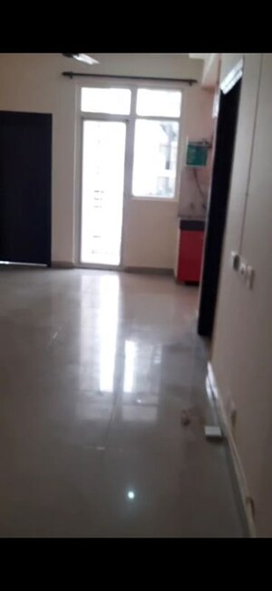 Room in 2.5 BHK Apartment at Ajnara Le Garden Phase II, Sector 16b Greater Noida – for Rent